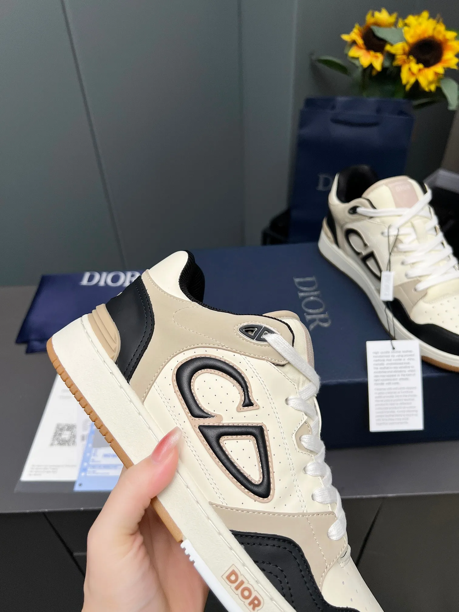 Men's Men's Shoes 💰600 Dior DiorB57 top version of low-top sneakers! ! ! Navy blue with beige smooth first-layer cowhide, fully oiled edges, T men's shoes 💰U outsole.  The 2024 autumn men's wear series has made a wonderful debut, a new classic item launched by Dior. Crafted from smooth first-grain cow leather in navy blue and beige, it's accented by a large leather heat-stamped CD logo on the sides. The distinctive laces of the same color match the color of the shoe body, and the opening and closing are decorated with various classic details on the tongue, sole and back side to enhance the style. The eyelet details, upper stitching and heel strip panels of the same color highlight the dynamic charm of its sports style. Exclusive two-color molded T men's shoes 💰U outsole is light, comfortable, non-slip and wear-resistant, the mesh lining and feet are customized with original colors, soft and breathable. Exquisite production technology highlights the grade, and can be matched with all kinds of clothing to create a refined look.